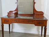 une coiffeuse en bois surmontée d'un miroir