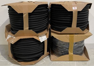 trois boîtes de fils noirs sont empilées les unes sur les autres