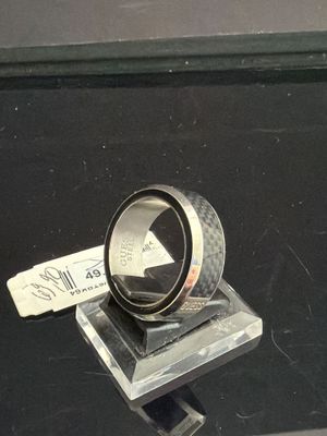 une bague posée sur un morceau de verre