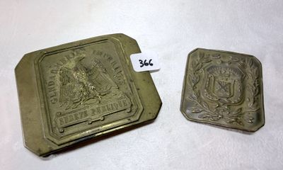 deux petits objets métalliques posés sur une surface blanche
