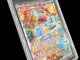 une image d'une carte à collectionner Pokémon dans un étui en plastique