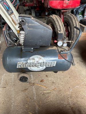 un petit compresseur d'air posé dans un garage