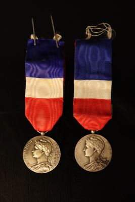 deux médailles ornées d'un ruban rouge, blanc et bleu