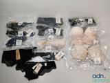 de nombreux types de soutiens-gorge et de gants posés sur la table
