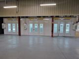 une grande pièce comportant de nombreuses portes