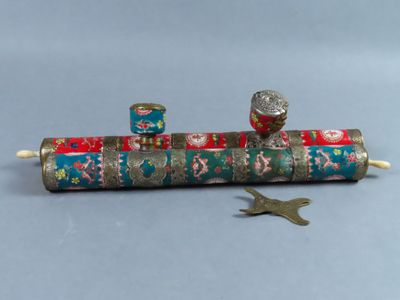 CHINE. Réunion de deux pipes à opium en porcelaine et métal …