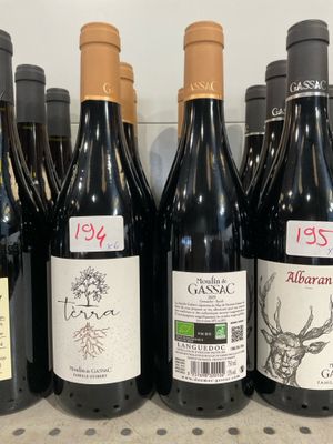 des bouteilles de vin sont alignées sur une étagère dans un magasin