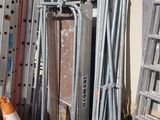 un tas de matériel de chantier entreposé devant un bâtiment