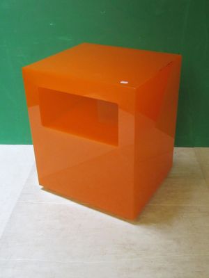 table d'appoint cubique en acrylique orange avec étagère