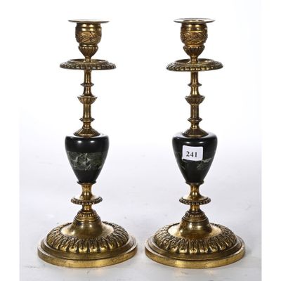 une paire de bougeoirs noirs et dorés