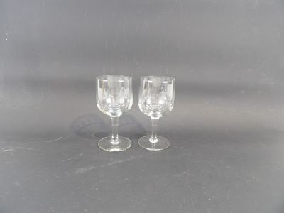 deux verres à vin vides posés sur une table