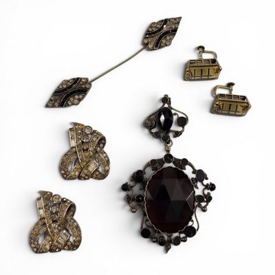 plusieurs bijoux, dont une broche, une broche et une broche