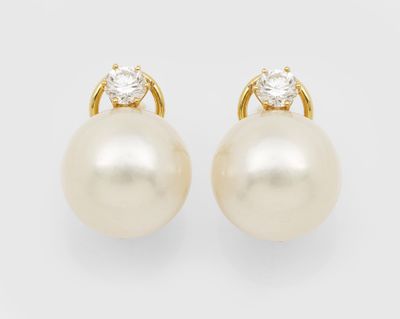 une paire de boucles d'oreilles en perles et diamants