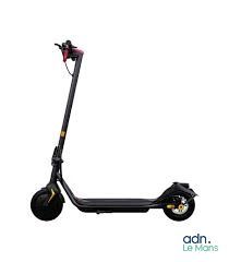 l'image d'un scooter posé sur une surface blanche