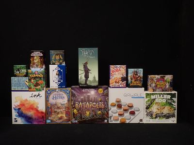 un grand nombre de livres posés sur une table