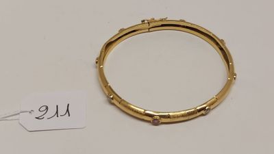 Gros plan sur un bracelet en or portant une étiquette