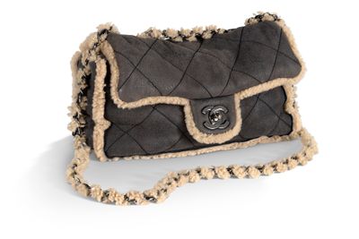 une image représentant un sac à main entouré d'une chaîne