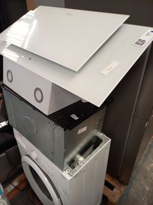 une pile de machines à laver empilées les unes sur les autres