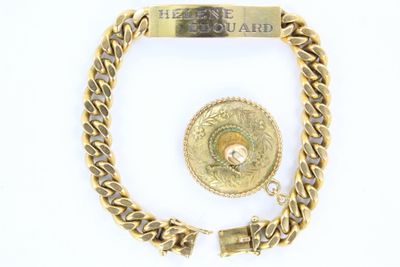 un bracelet en or avec un fermoir en or et un bracelet en or avec un fermoir en or