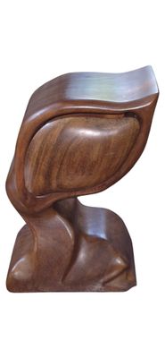 une chaise en bois avec un plateau en verre sur fond blanc