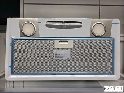 une radio posée sur une table