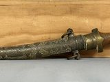 un très vieux couteau posé sur une boîte en bois