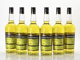 un lot de six bouteilles de whisky alignées les unes à côté des autres