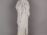 une statue blanche représentant une femme portant un voile sur la tête