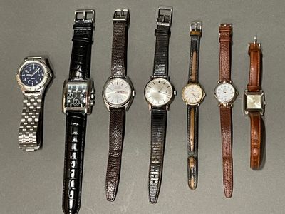 tout un tas de montres alignées sur la table