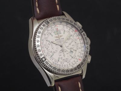 une image d'une montre en gros plan sur fond noir