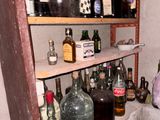 de nombreuses bouteilles d'alcool sur les étagères de la pièce