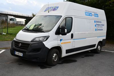 une camionnette blanche garée dans un parking