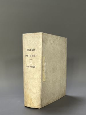 un vieux livre posé sur une table à côté d'un mur gris