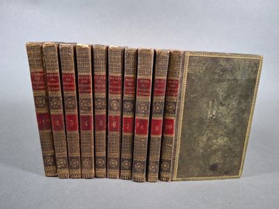 six vieux livres alignés sur une surface blanche