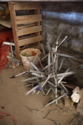 Lot de chandelles pour niveau béton, caisse de cales pour planche...