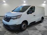 Une camionnette blanche est garée dans une pièce au sol carrelé en damier.