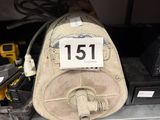 une photo d'un casque posé sur une étagère dans un garage