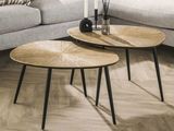 deux tables posées à même le sol dans le salon