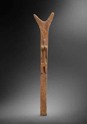 Toguna Pilier sculpté en haut relief d'un ancêtre féminin re…