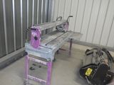 une machine posée sur une table dans une pièce