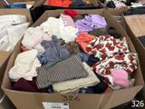 de nombreuses caisses de vêtements qui se trouvent dans un magasin