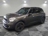 La Mini Countryman est garée dans le garage, sur un sol à damier.