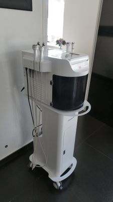 une machine qui se trouve dans le coin d'une pièce