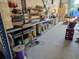 un homme debout dans un garage avec un skateboard