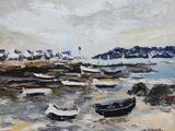 une peinture à l'huile représentant des bateaux dans l'eau, sur une plage