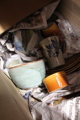 une boîte remplie d'assiettes et de tasses
