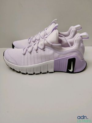 La Nike Air Prestoe se décline dans un coloris violet clair et blanc.