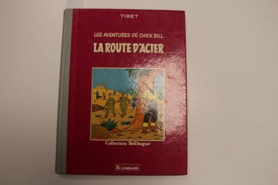 Le livre repose sur une surface blanche et a une couverture rouge.