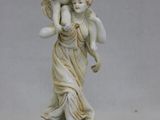 une figurine représentant une femme portant un panier de fleurs
