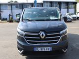 une camionnette noire garée sur un parking